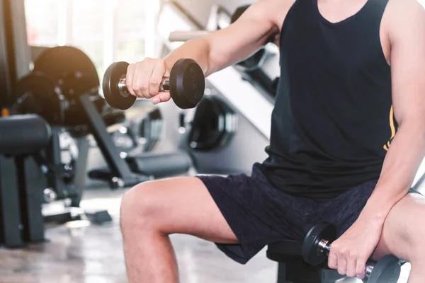 Γυμναστήριο Άνθρωπος Κάνει Βάρη Ασκήσεις Αλτήρα Κάθεται Στο Γυμναστήριο — Φωτογραφία Αρχείου