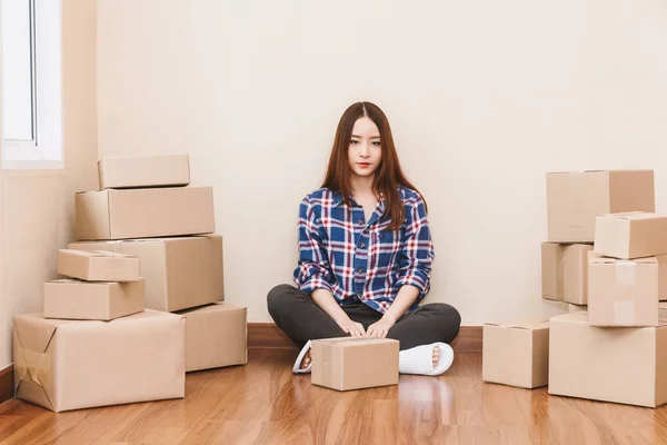 Jeune Femme Avec Boîte Carton Maison Business Ligne Concept Livraison — Photo