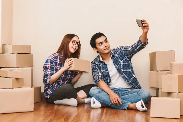 Coppia Felice Con Scatola Cartone Nella Nuova Casa — Foto Stock