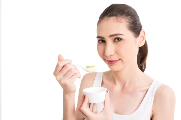 Junge Frau Isst Joghurt Isoliert Auf Weißem Hintergrund — Stockfoto