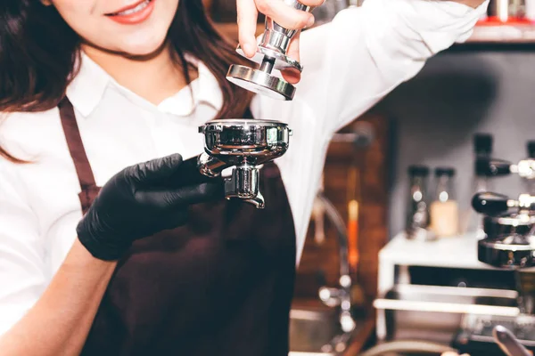 Barista Usando Adulteração Para Fazer Cafés Barra Café — Fotografia de Stock