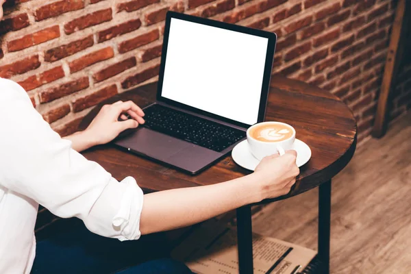 Mujer Bebiendo Café Trabajo Ordenador Portátil Cafetería — Foto de Stock