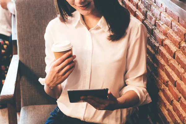 Frau Trinkt Kaffee Und Arbeitet Coffeeshop Tablet — Stockfoto