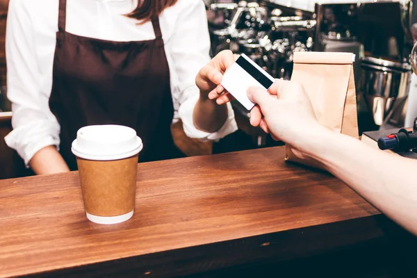 Mulher Barista Levando Cartão Crédito Cliente Café — Fotografia de Stock