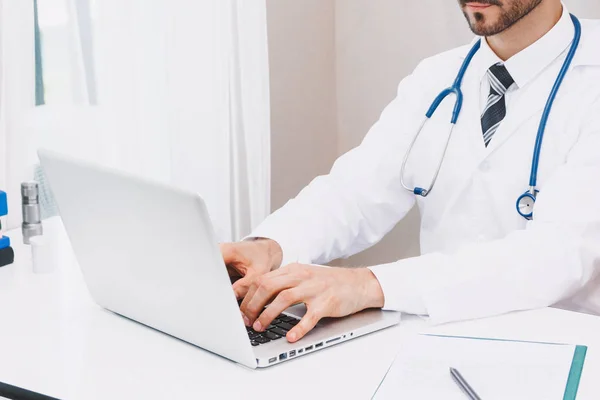 Arzt Und Stethoskop Arbeiten Mit Laptop Computer Krankenhaus Gesundheitswesen Und — Stockfoto