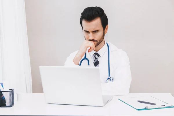 Arzt Und Stethoskop Arbeiten Mit Laptop Computer Krankenhaus Gesundheitswesen Und — Stockfoto