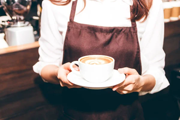 Barista Drží Káva Latte Art Kavárně — Stock fotografie