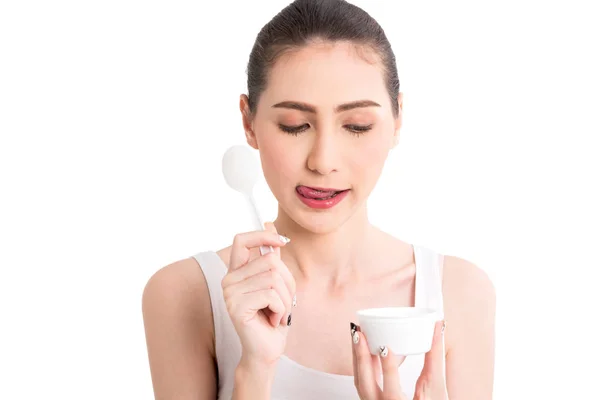 Genç Kadın Beyaz Arka Plan Üzerinde Izole Yoğurt Yeme — Stok fotoğraf