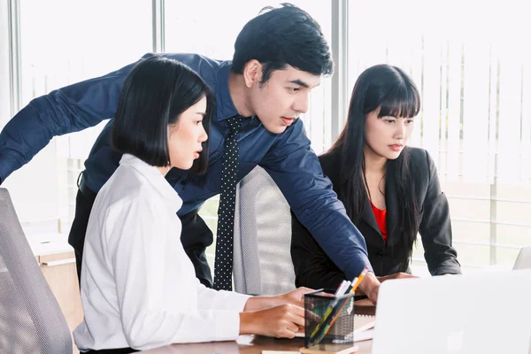 Groep Van Zaken Praten Werken Met Nieuwe Opstarten Project Kantoor — Stockfoto