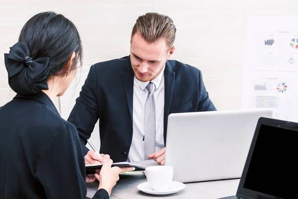 Geschäftsfrau Zeigt Dem Neuen Vertrag Für Geschäftsmann Unterzeichnung Vertragsdokument Büro — Stockfoto