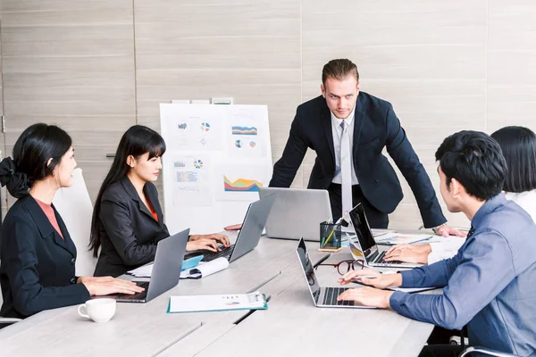 Empresarios Que Usan Computadoras Portátiles Discuten Juntos Sala Reuniones Concepto — Foto de Stock