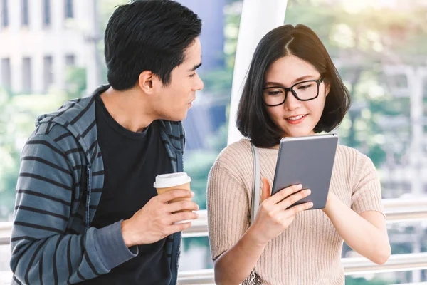 İki genç öğrenci Üniversitesi'nde tablet ile ödev 