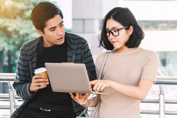 Två Tonåring Studenter Gör Läxor Med Laptop Vid Universitet — Stockfoto