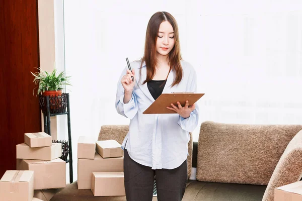 Lista Verificación Mujeres Jóvenes Con Caja Cartón Casa Negocios Línea — Foto de Stock