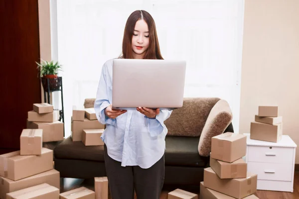 Jeune Femme Tenant Ordinateur Portable Avec Boîte Carton Maison Business — Photo