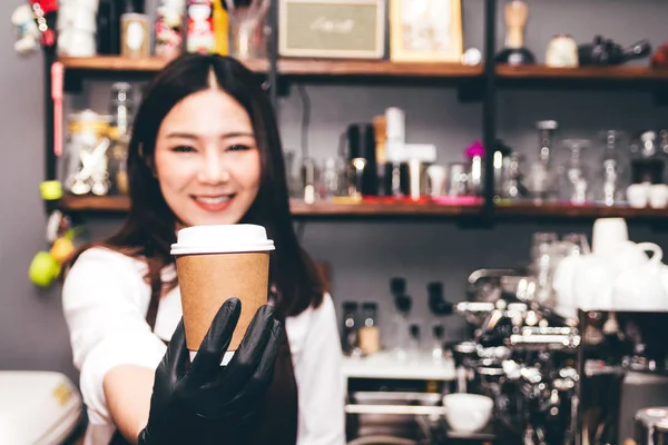 Barista Hält Kaffee Café — Stockfoto