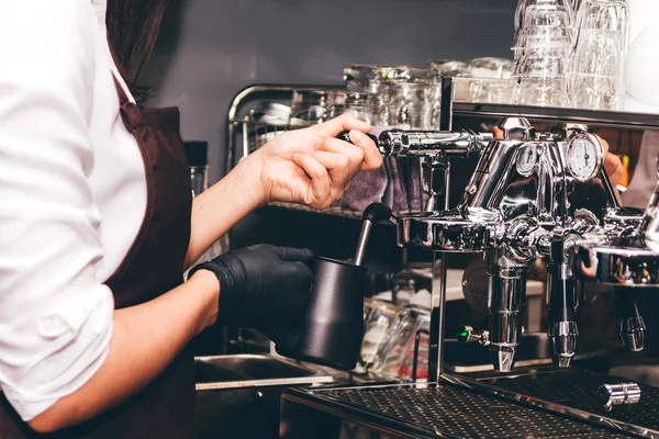 女性バリスタ カフェでコーヒーのコーヒー マシンを使用して — ストック写真