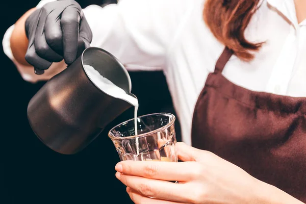 Barista Kahve Dükkanında Yapmak Kahve Latte Sanat Için Süt Holding — Stok fotoğraf