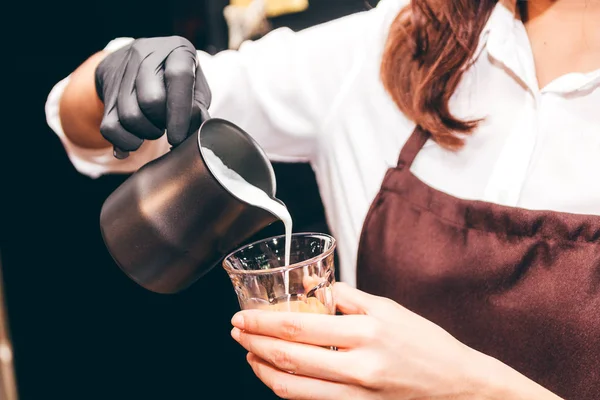 Barista Drží Mléko Pro Dělat Kávu Latte Umění Kavárně — Stock fotografie