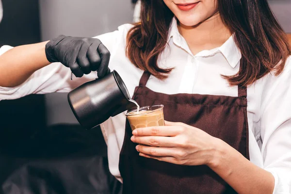 Barista Drží Mléko Pro Dělat Kávu Latte Umění Kavárně — Stock fotografie