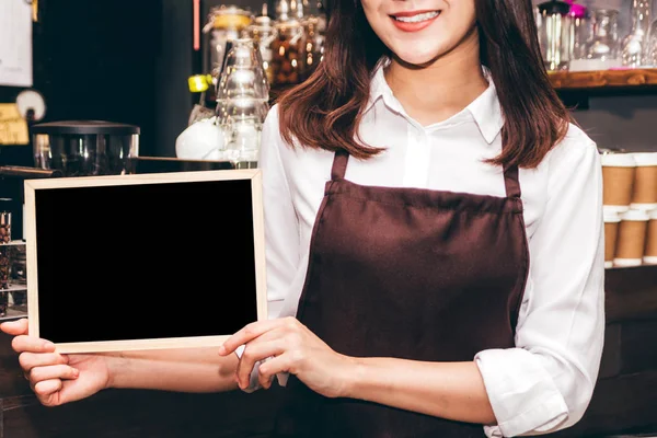 Barista Kahve Dükkanı Restoranda Kara Tahta Holding — Stok fotoğraf