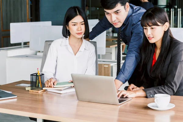 Groep Van Zaken Praten Werken Met Nieuwe Opstarten Project Kantoor — Stockfoto