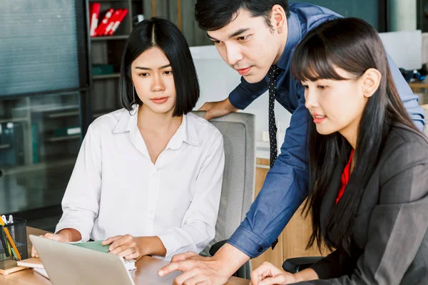 Groep Van Zaken Praten Werken Met Nieuwe Opstarten Project Kantoor — Stockfoto