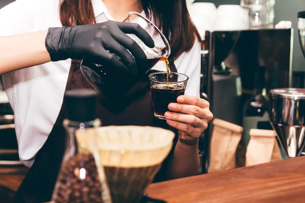 Barista Drží Kávu Kavárně — Stock fotografie