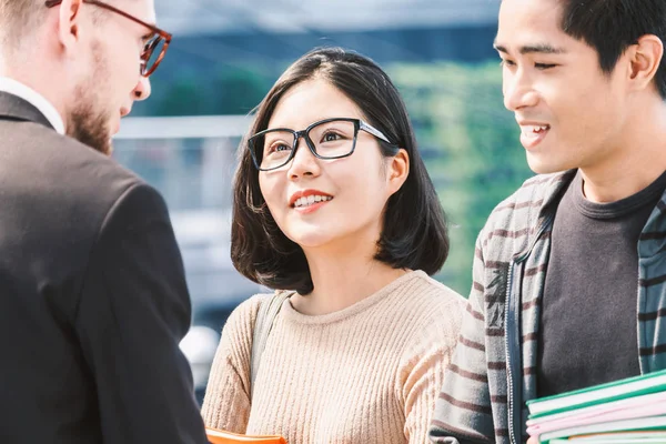 Leraar Met Twee Studenten Laptops Buiten Houden Onderwijs Concept — Stockfoto