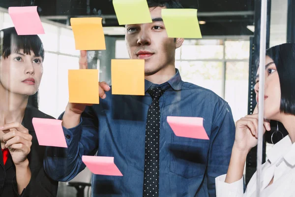 Point Homme Affaires Avec Des Notes Collantes Sur Fenêtre Verre — Photo