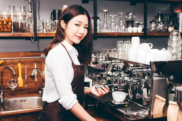 카페에서 커피를 만들기 기계를 — 스톡 사진