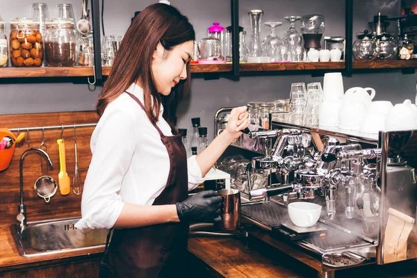 Women Barista Using Coffee Machine Making Coffee Cafe — Stock Photo, Image