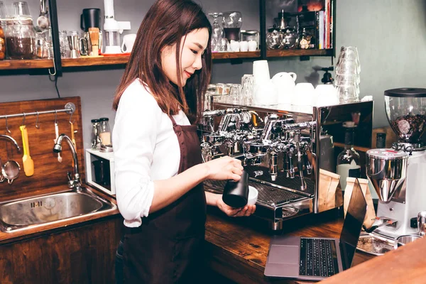 Barista Houden Van Melk Voor Make Koffie Latte Art Coffeeshop — Stockfoto