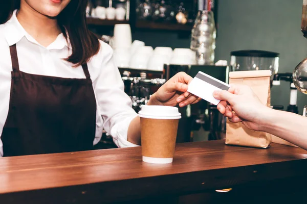 Barista Perempuan Mengambil Kartu Kredit Dari Pelanggan Kedai Kopi — Stok Foto