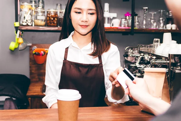 Vrouwelijke Barista Nemen Een Creditcard Van Klant Coffeeshop — Stockfoto