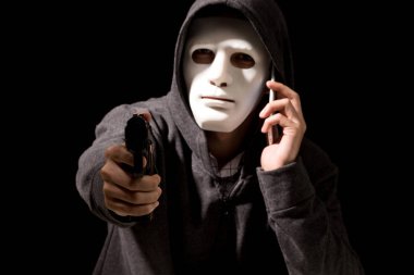 Hacker bir kaputa koyu arka plan'ı