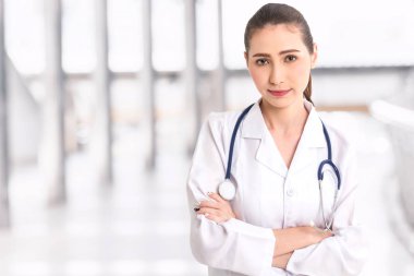 Kadın doktor hastane zemin üzerine portresi