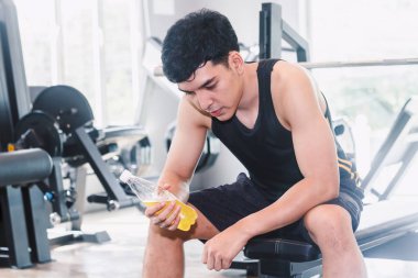 Spor adam holdind enerji içki şişesi gym.fitness ve yaşam tarzı kavramı