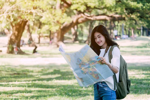 Woman Tourist Travel Holding Map Park — Stock Photo, Image
