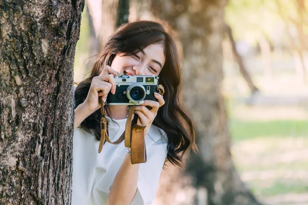 Asian Woman Taking Picture Camera Park — Stock Photo, Image