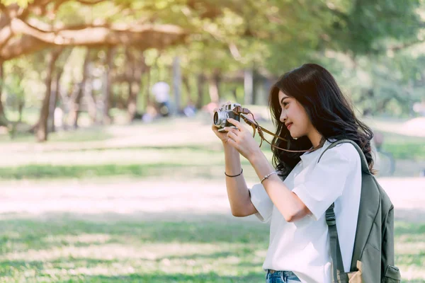 Mujer Asiática Tomando Fotos Con Cámara Parque —  Fotos de Stock