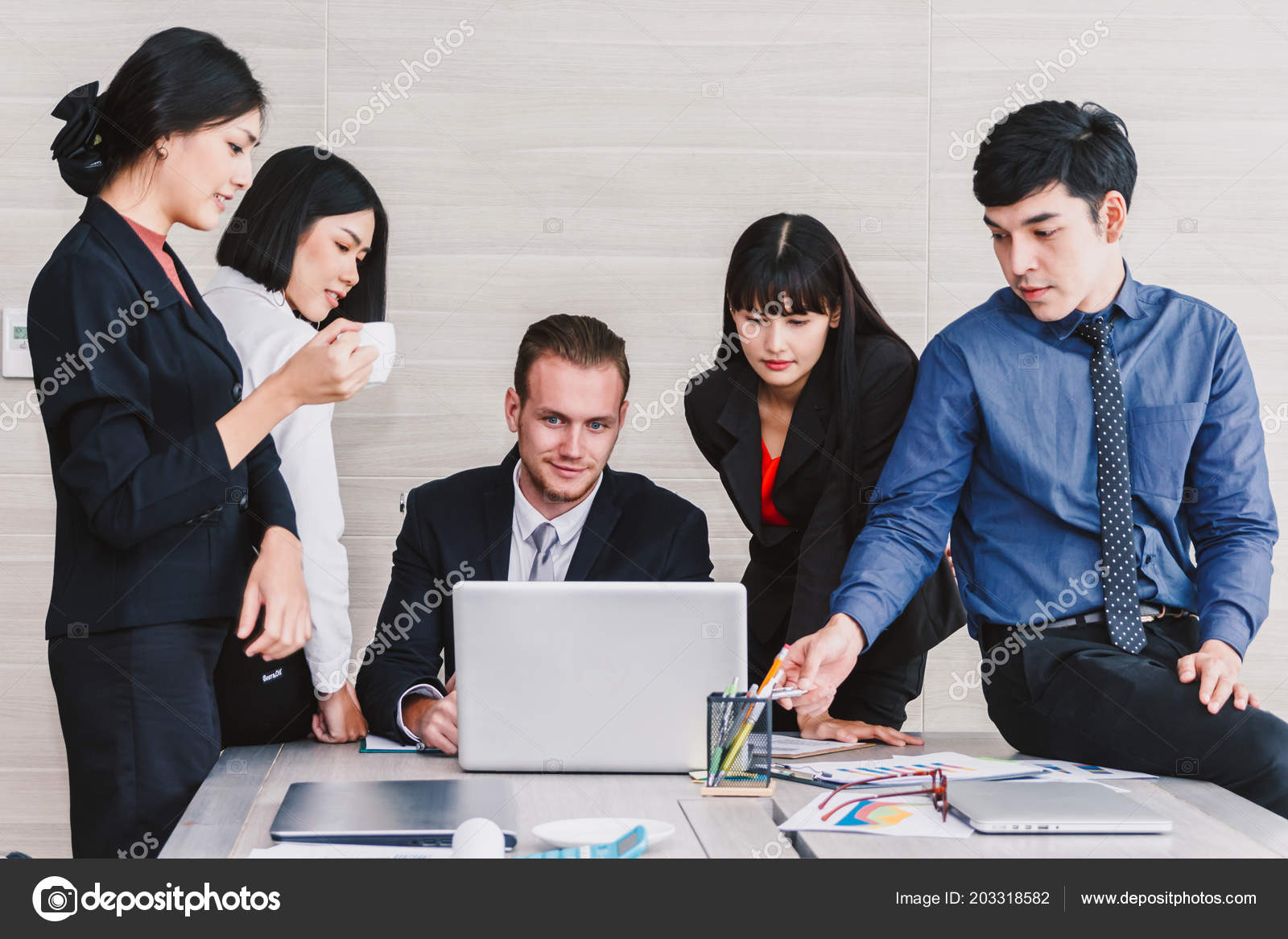 Groupe Des Affaires Parler Travailler Avec Nouveau Projet - 