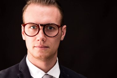 Koyu arka plan üzerinde genç işadamı portresi