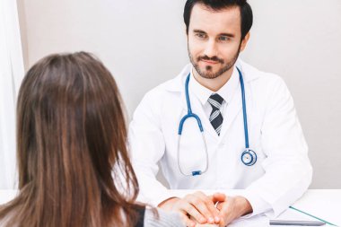Doktor kadın hastasını özenle hospital.healthcare ve tıp doktorlar masada güven verici