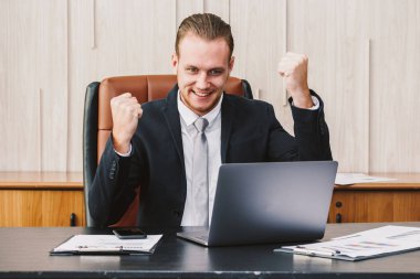 başarılı bir iş adamı yukarı kolları ile kutluyor