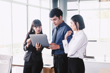 Konuşmak ve yeni başlangıç projesi ile çalışma office iş grubu. İş kavramı
