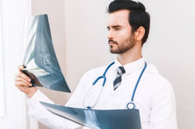 X-ışını fotoğrafı hospital.healthcare ve tıp bakarak doktor