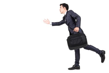 Yürüyüş ve beyaz arka plan üzerinde izole bir evrak çantası tutan işadamı