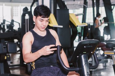 Fitness adam egzersiz egzersiz-makine vasıl jimnastik salonu ile yürütmek