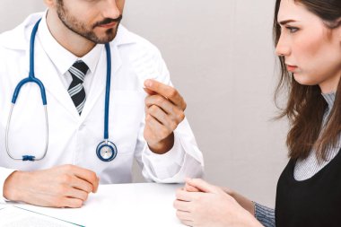 Hastanedeki hastanın yanında ilaç tutan doktor. Sağlık ve ilaç.